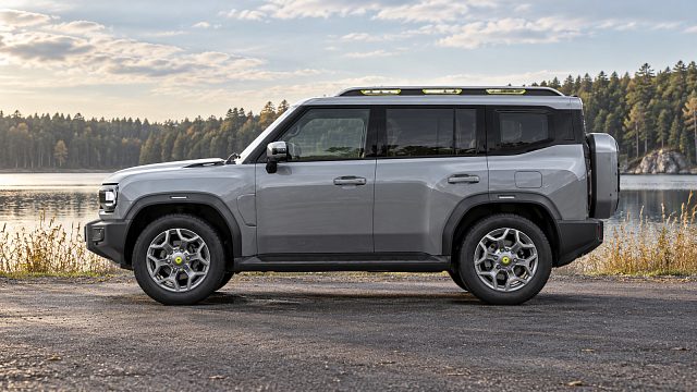 Jetour T2, боковой профиль на осенней парковке