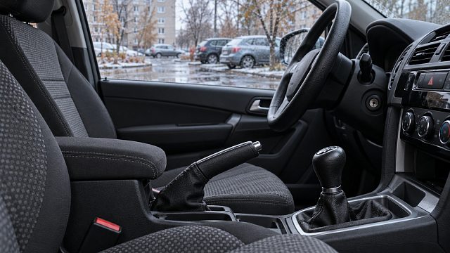 Можно ли ставить машину на ручник зимой: когда колодки примерзают