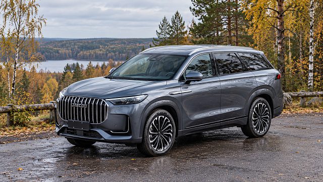 Серо-голубой JAECOO J8 на осенней дороге