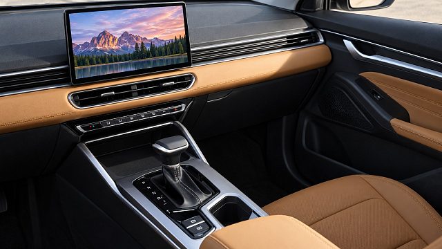 Geely обновила прежний Emgrand: меньше хрома снаружи и крупнее экран внутри