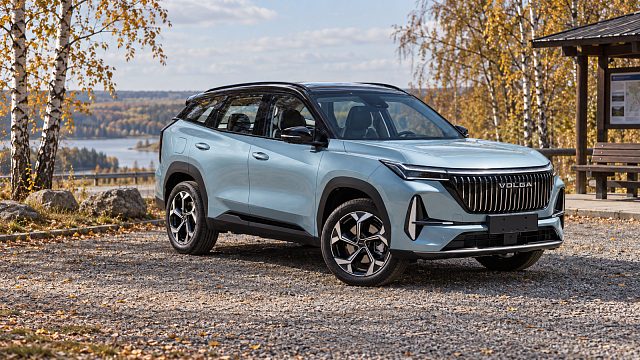 Светло-голубой Volga K40 на осенней стоянке