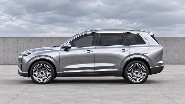 Wuling показал Starlight L с зеркально-хромированным кузовом