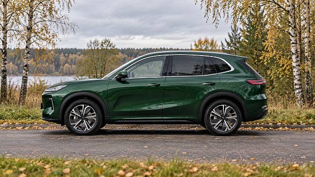 Geely EX5 EM-i на осенней дороге, вид сбоку